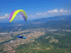 Un parapendio in volo durante il campionato europeo 2022 a Nis in Serbia
