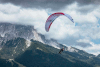 pilota in volo durante la Red Bull XAlps 2021